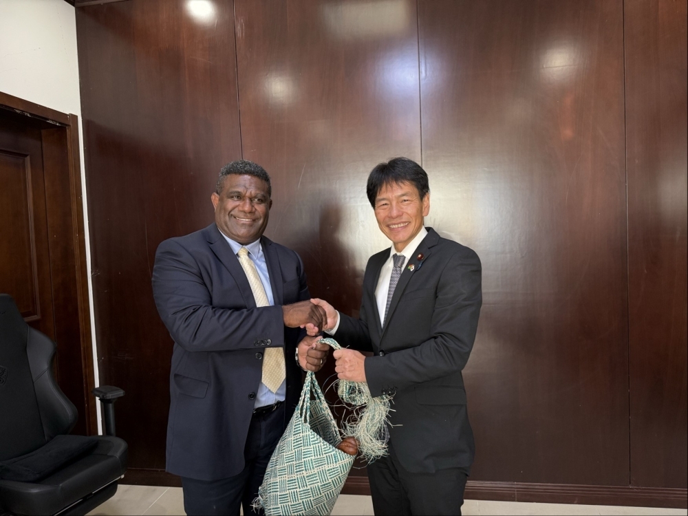 Parliamentary Vice-Minister SHIMADA shaking hands with Hon. KOANAPO, Deputy Prime Minister and Minister of Finance and Economic Management of Vanuatu