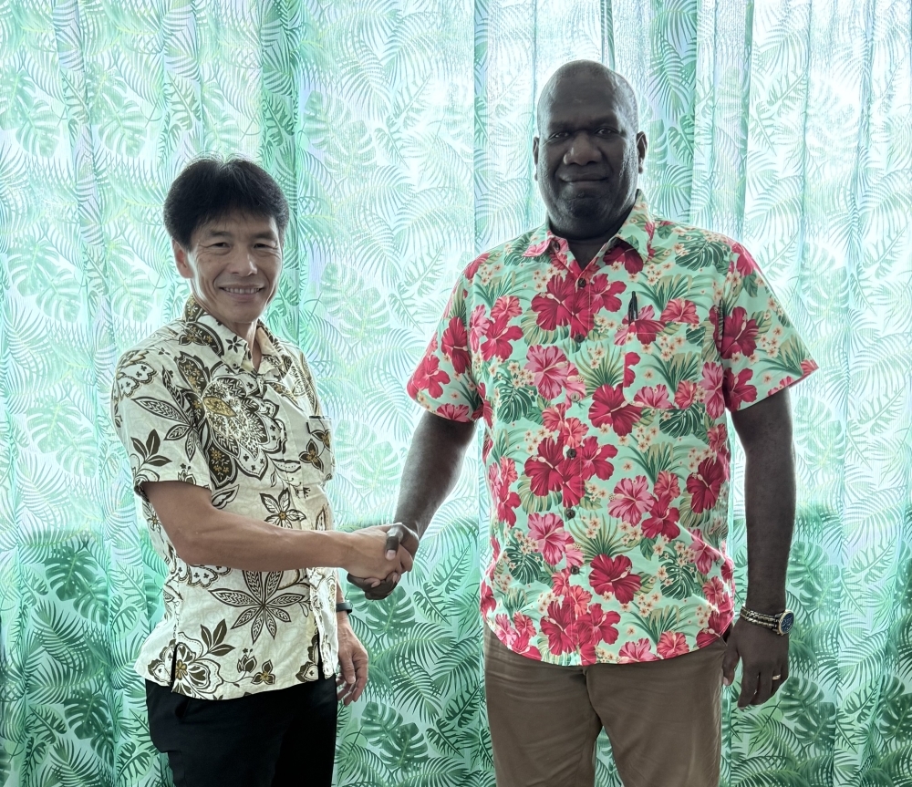 Parliamentary Vice-Minister SHIMADA shaking hands with Hon. ATI, Minister for Foreign Affairs, International Cooperation and External Trade of Vanuatu