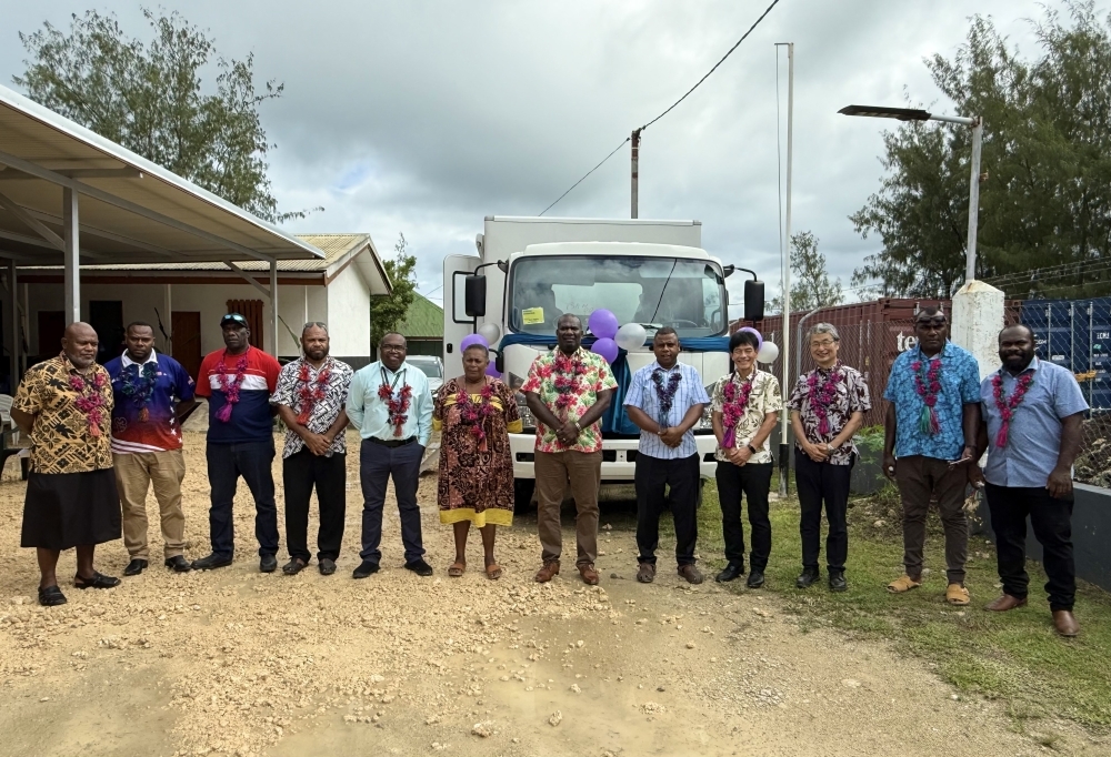 Commemorative photo with Parliamentary Vice-Minister Shimada and officials from Medical Health Center, the Sanma Province Health Department, at the handover ceremony for a mobile clinic vehicle