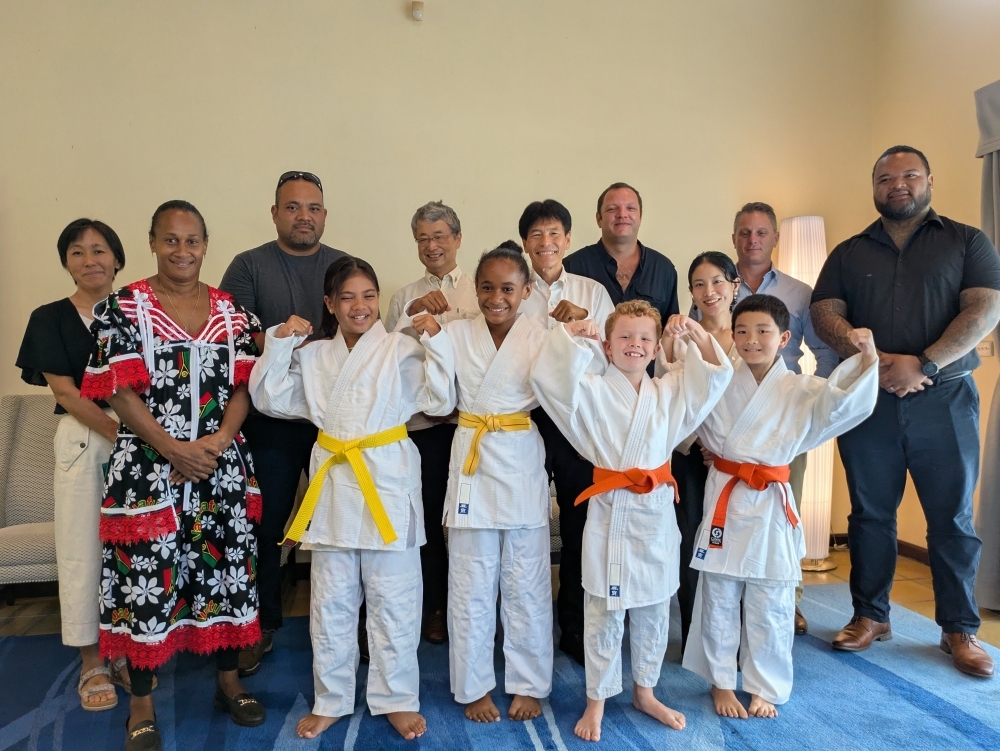 Commemorative photo of Parliamentary Vice-Minister Shimada, officials of Vanuatu Judo Federation and children at the ceremony for the donation of judo uniforms