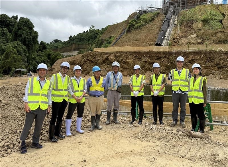 Commemorative photo of Parliamentary Vice-Minister Shimada with officials from the hydropower facility on the Sarakata River