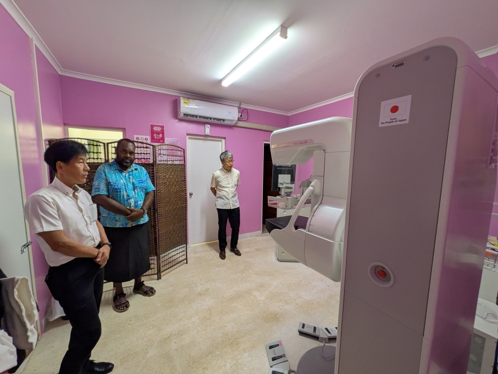 Parliamentary Vice-Minister SHIMADA inspecting the facilities of Vanuatu National Hospital in Port Vila