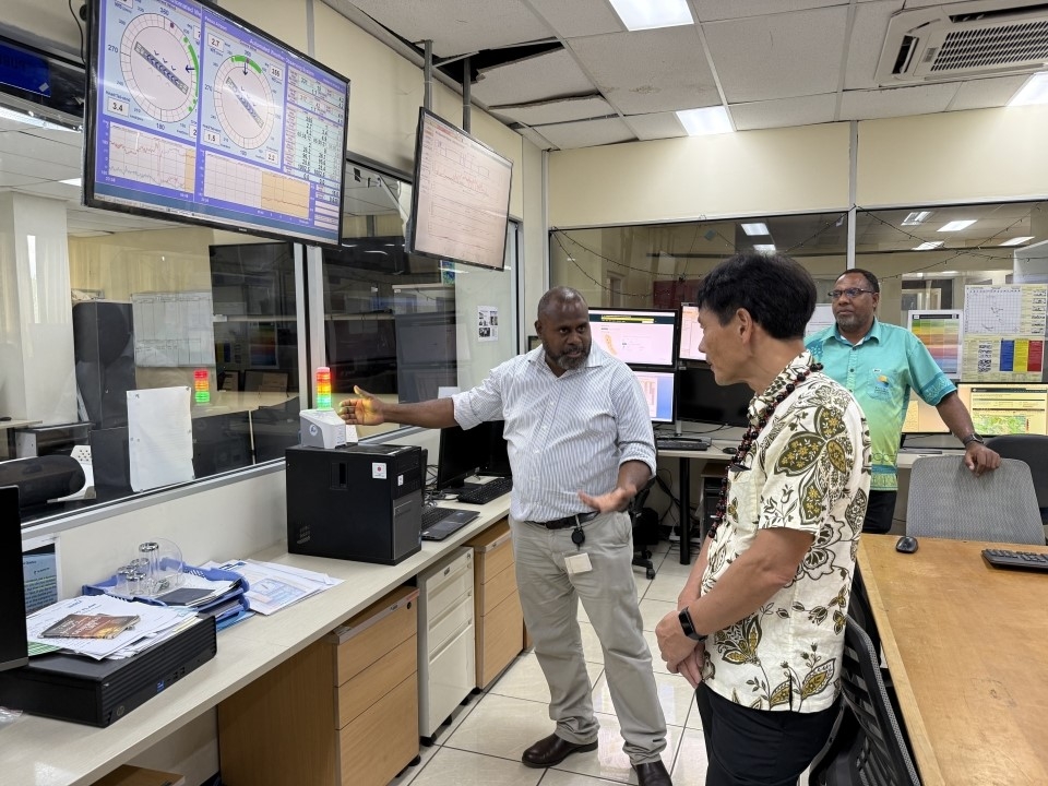 Parliamentary Vice-Minister SHIMADA inspecting the facilities of earthquake and tide-level observation equipment