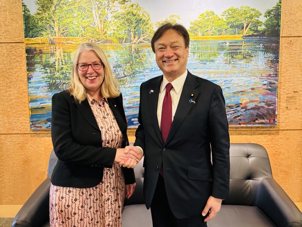 State Minister HORII shaking hands with Ms. Jan Adams, Secretary of the Department of Foreign Affairs and Trade of the Commonwealth of Australia
