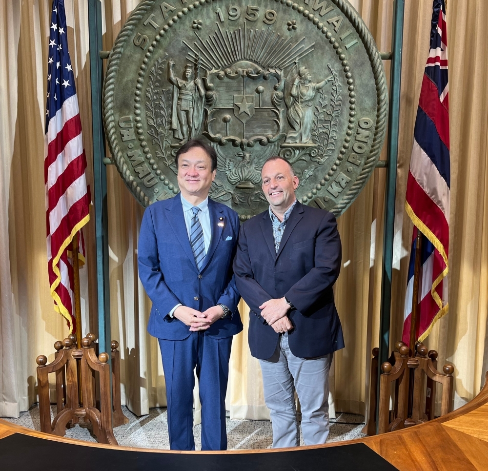 State Minister HORII poses for a commemorative photo with Mr. Josh Green, Governor of the State of Hawaii