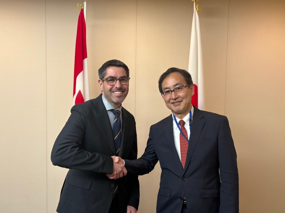 Senior Deputy Minister Namazu shaking hands with Canadian Assistant Deputy Minister Arbeiter