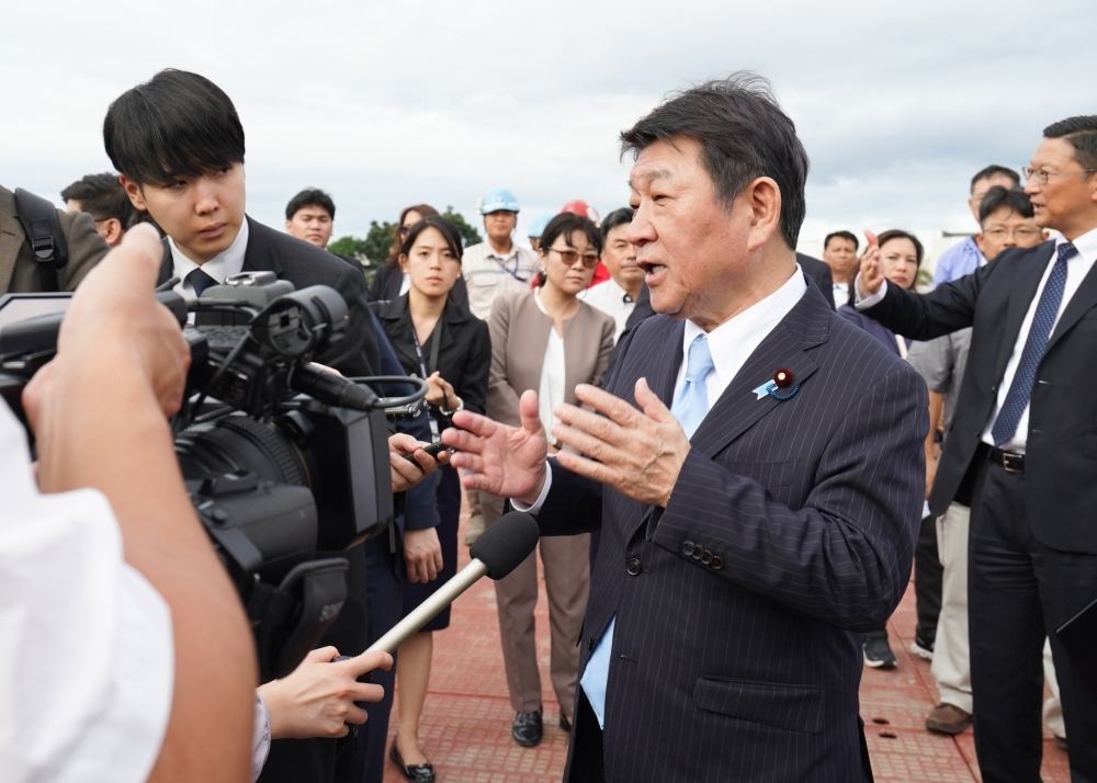 Minister Motegi being interviewed by local media