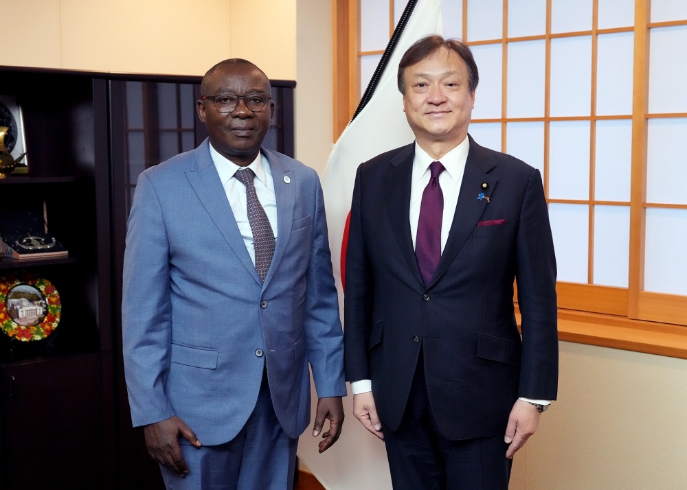 State Minister Horii is shaking hands with Chief of Staff KETU CIRIMWAMI