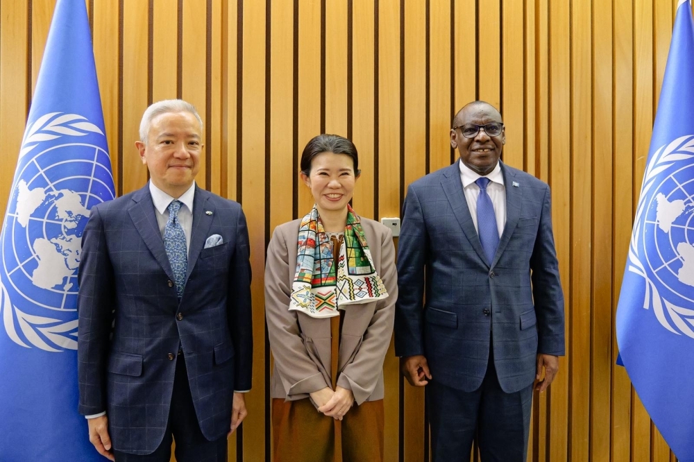 Exchangin Opinions between State Minister KUNIMITSU and H.E. Mr. Claver Gatete, Executive Secretary of the UNECA