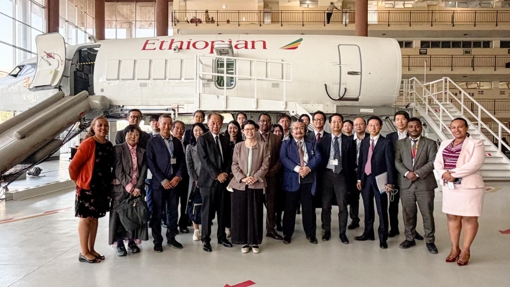 Commemorative photo with State Minister KUNIMITSU and Ethiopian Airlines staff