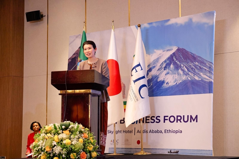 State Minister KUNIMITSU delivering a greeting at the business forum