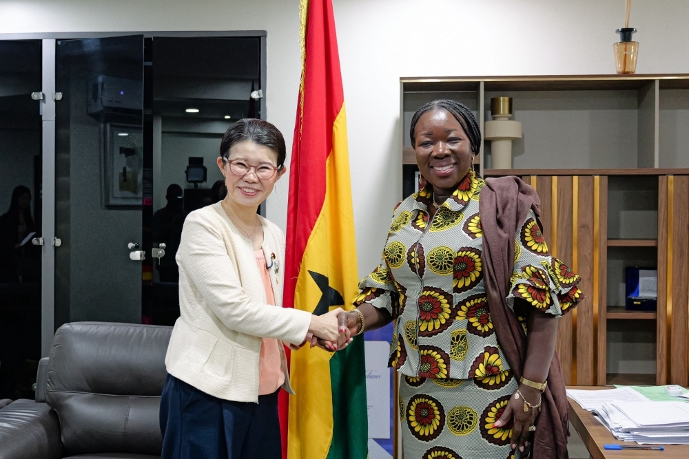 State Minister KUNIMITSU shaking hands with Hon. Ofosu-Adjare, Minister of Trade, Agribusiness and Industry
