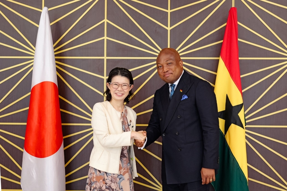 State Minister KUNIMITSU shaking hands with Hon. Samuel Okudzeto Ablakwa, Minister for Foreign Affairs