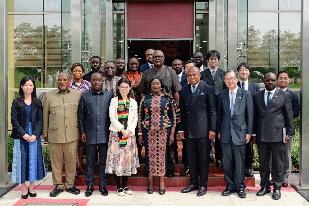 Commemorative photo with State Minister KUNIMITSU, H.E. Jane Naana Opoku-Agyemang, Vice President of Ghana, and their staff