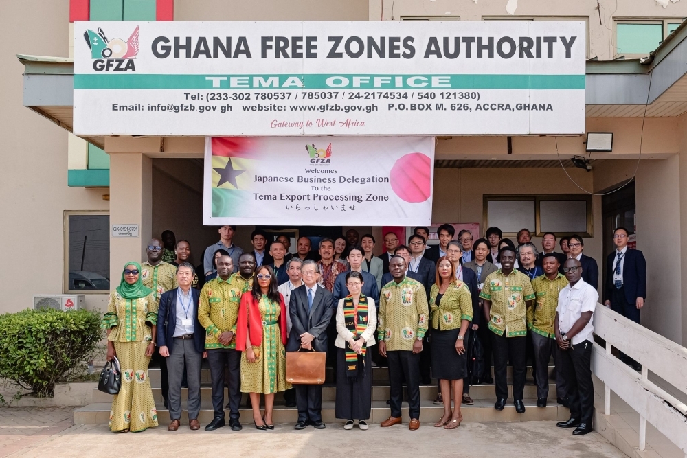 Commemorative photo with State Minister KUNIMITSU and officials from theTema Free Zone