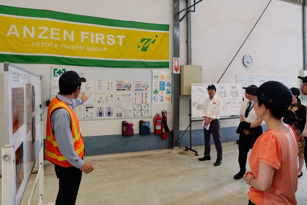 State Minister KUNIMITSU receiving an explanation from the staff at a TTMG automobile assembly plant