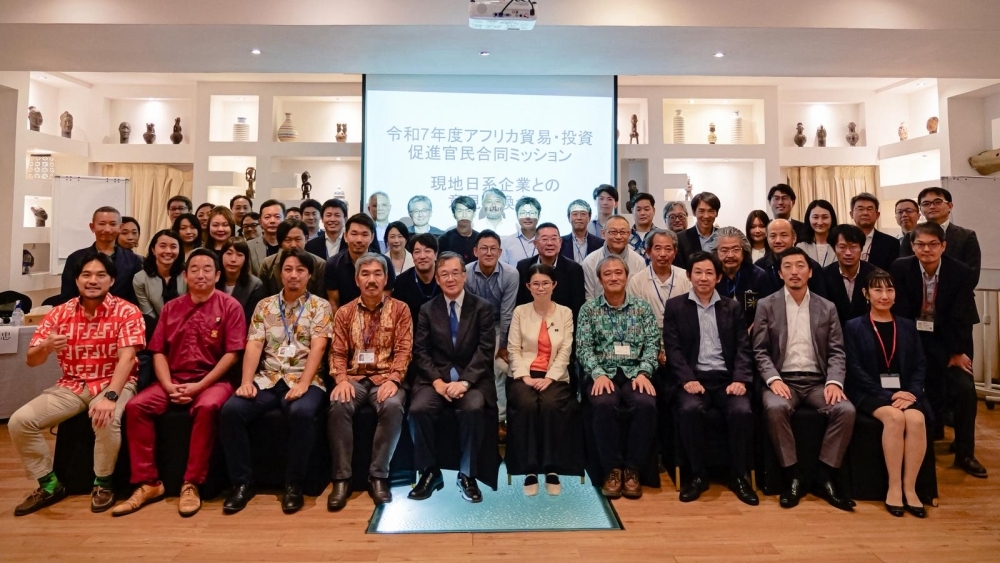 Commemorative photo of State Minister KUNIMITSU with Japanese companies' representatives in Ghana