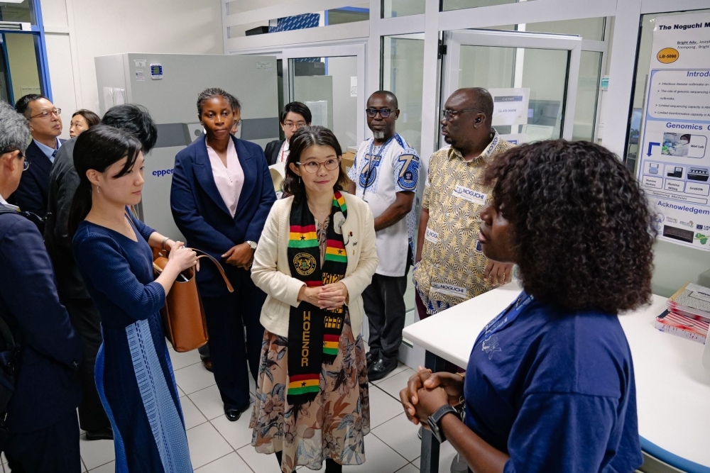 State Minister KUNIMITSU receiving an explanation from the medical Research staff