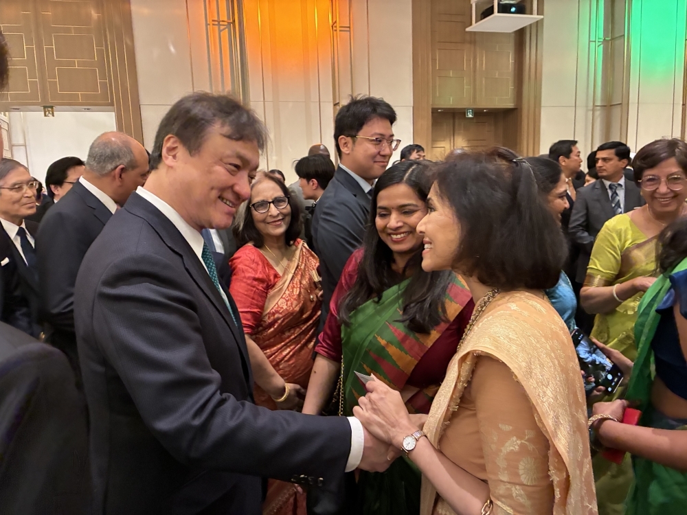 State Minister HORII shaking hands with Ms. Nagma Mohamed Mallick, Ambassador designate of India to Japan
