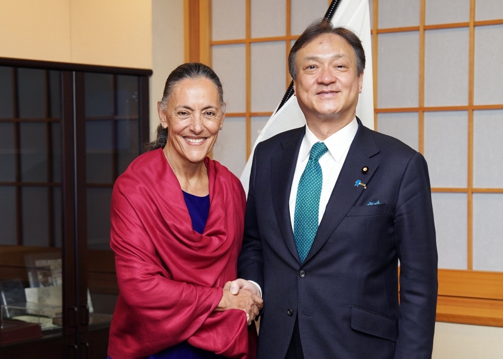 State Minister Horii shaking hands with Ambassador Pría
