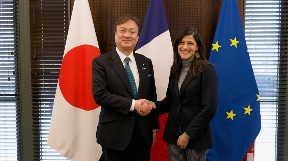 State Minister HORII shaking hands with H.E. Ms. Eléonore Caroit, Minister Delegate to the Minister for Europe and Foreign Affairs