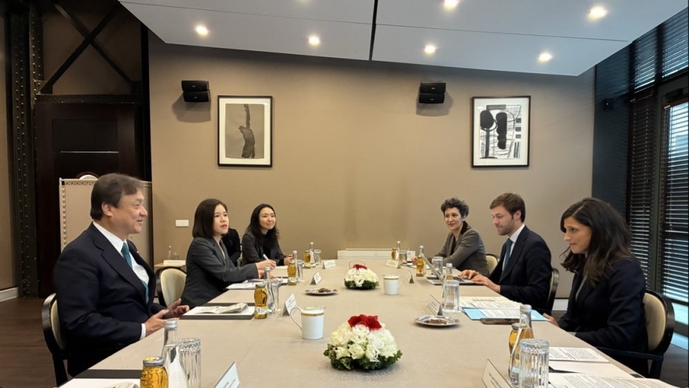 State Minister HORII talking with H.E. Ms. Eléonore Caroit, Minister Delegate to the Minister for Europe and Foreign Affairs