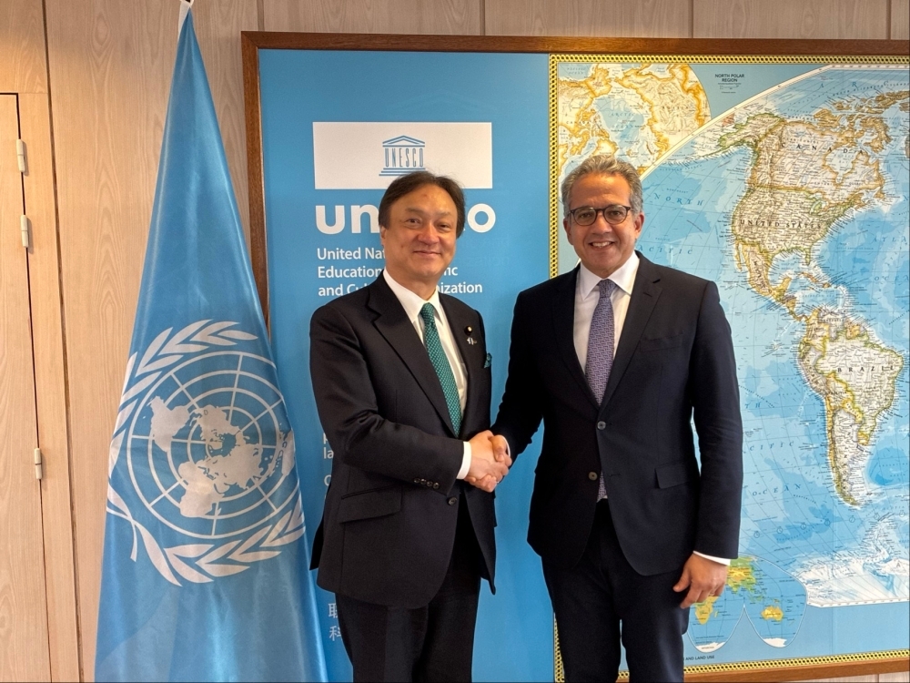 State Minister HORII shaking hands with H.E. Mr. Khaled El-Enany, Director-General of UNESCO