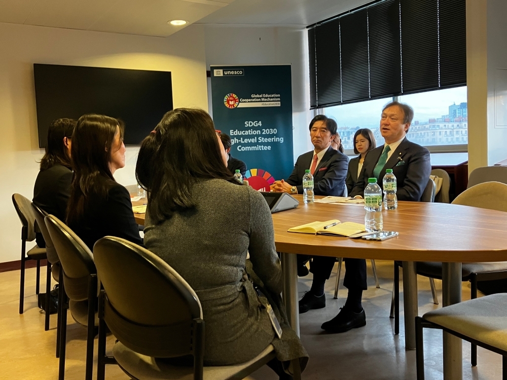 State Minister HORII talking with Japanese staff members of UNESCO