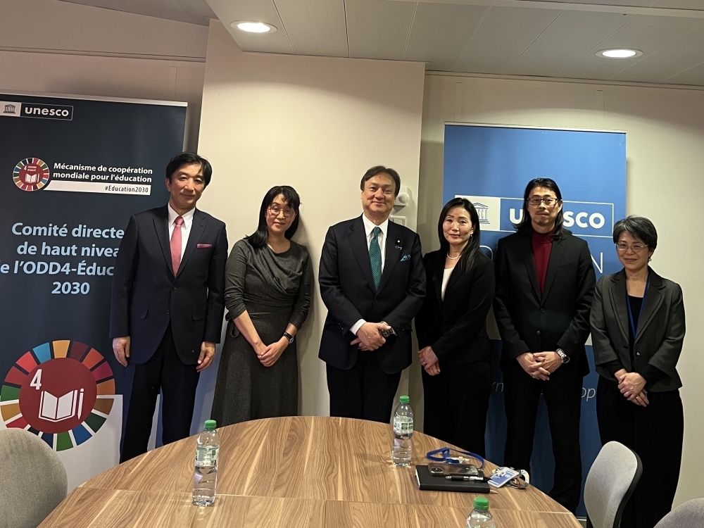 State Minister HORII posing for a commemorative photo with Japanese staff members of UNESCO