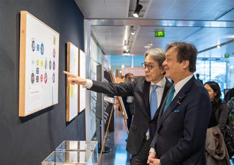 State Minister HORII receiving a tour of the Maison de la Culture du Japon à Paris from Director Suzuki Hitoshi