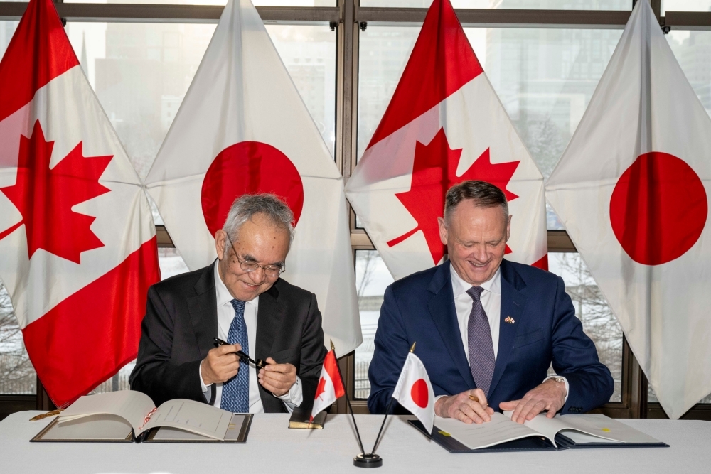Both Ambassador YAMANOUCHI and Minister McGuinty signed the Documents