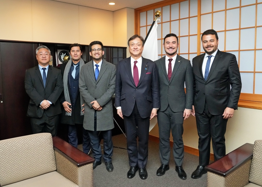 Commemorative photo with State Minister HORII and Brazilian Nikkei Politicians