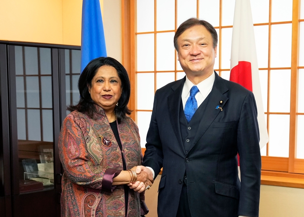 State Minister Horii shaking hands with Special Representative Patten