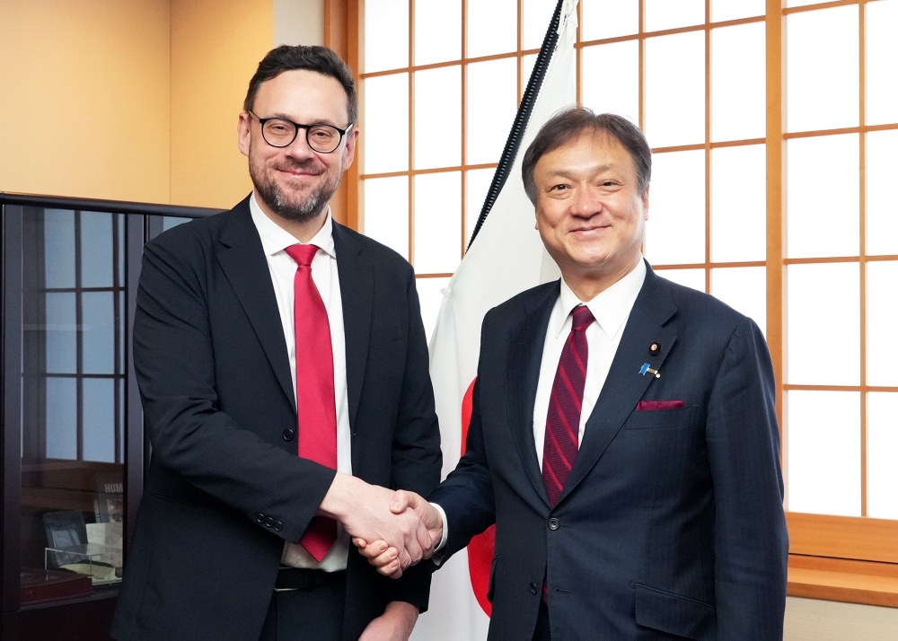 State Minister HORII shaking hands with Chair Nolsøe