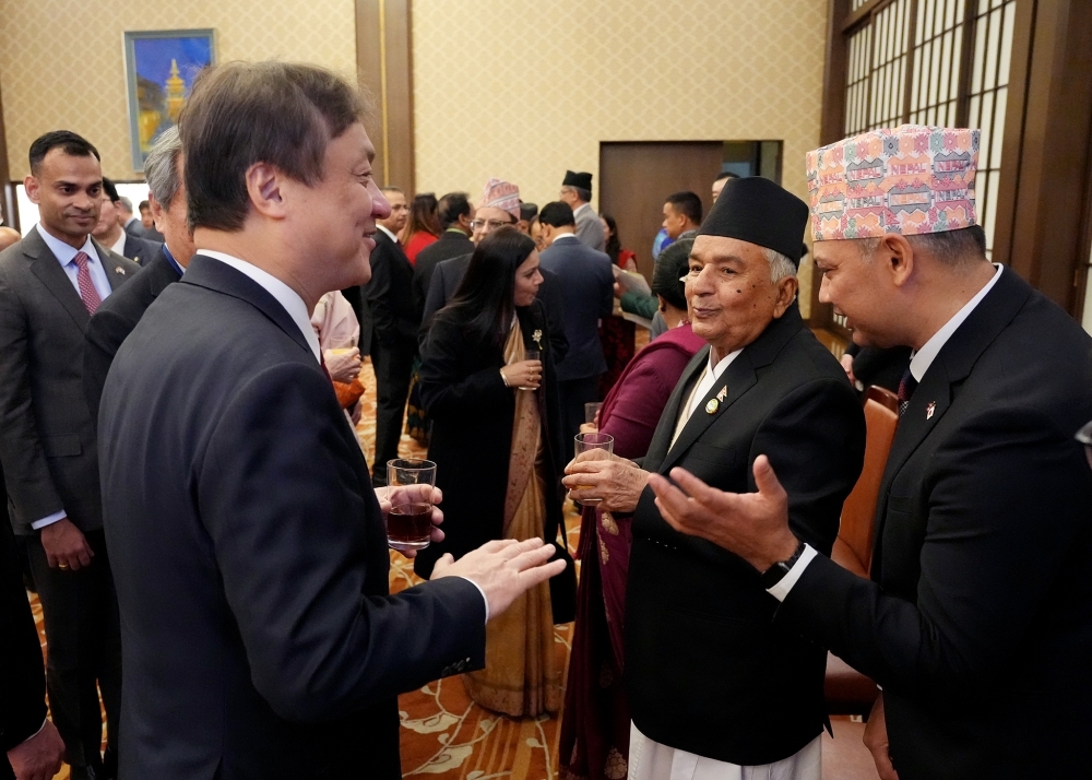 State Minister HORII talking with Rt. Hon. Mr. Ramchandra Paudel, President of Nepal at the reception