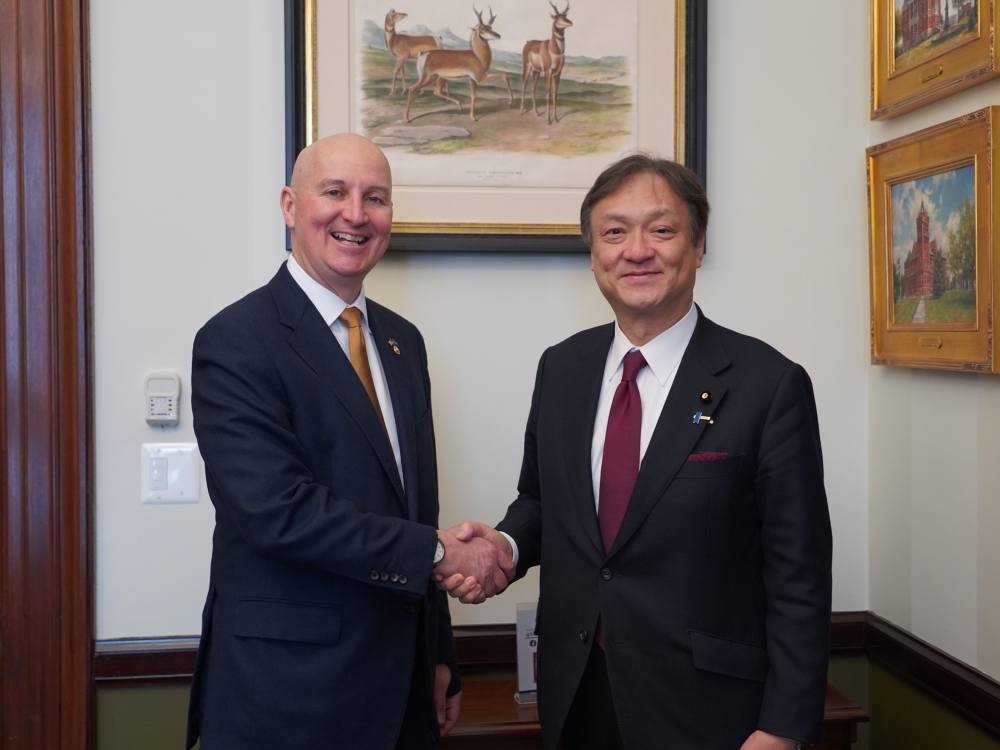 State Minister HORII shaking hands with Senator Pete Ricketts