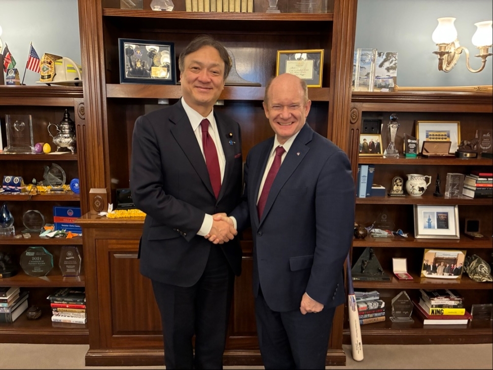 State Minister HORII shaking hands with Senator Coons
