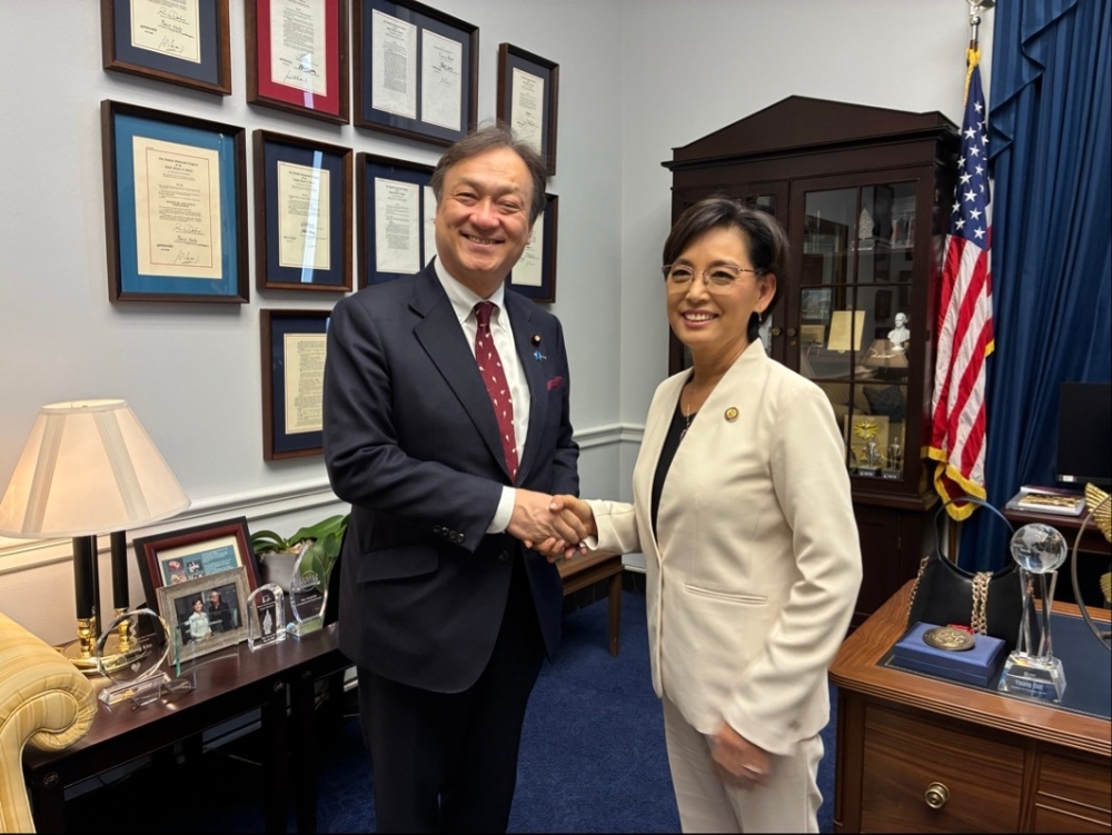 State Minister HORII shaking hands with Representative Kim