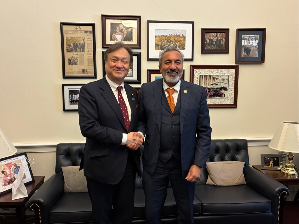 State Minister HORII shaking hands with Representative Bera