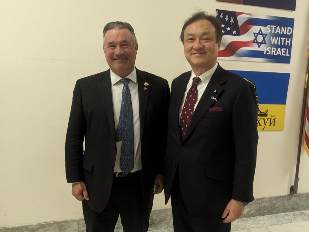 State Minister HORII shaking hands with Representative Bacon