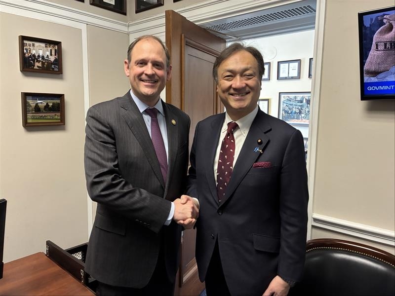 State Minister HORII shaking hands with Representative Bar