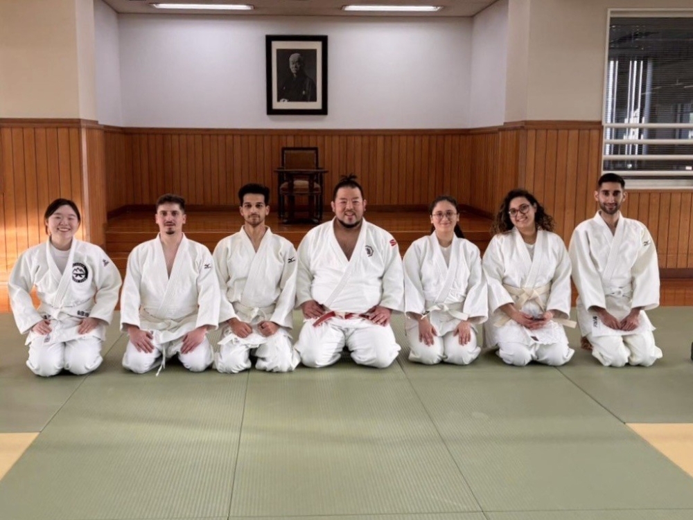 Commemorative photo with judo experts and Israel-Palestine Joint Youth Members