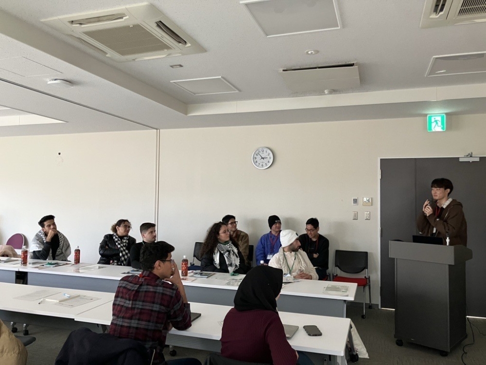Israel-Palestine Joint Youth Members receiving an explanation from students of Hiroshima University