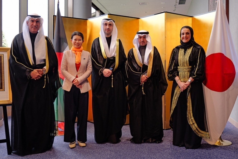 Commemorative photo of Stane Minister KUNIMITSU with officials from the Kuwaiti Embassy in Japan