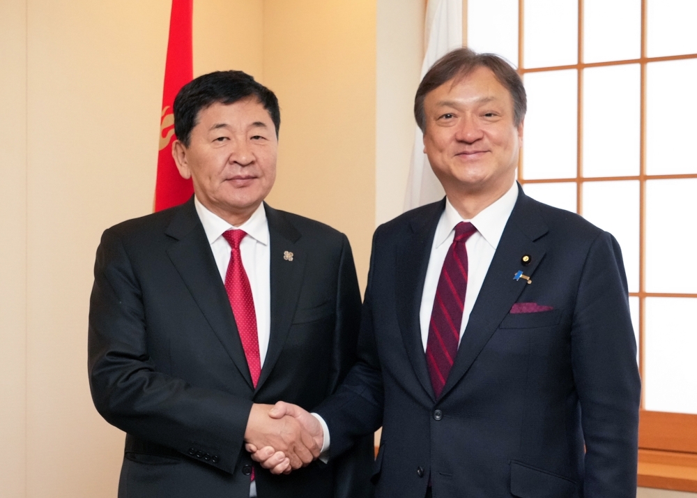 State Minister HORII shaking hands with Minister Delgersaikhan