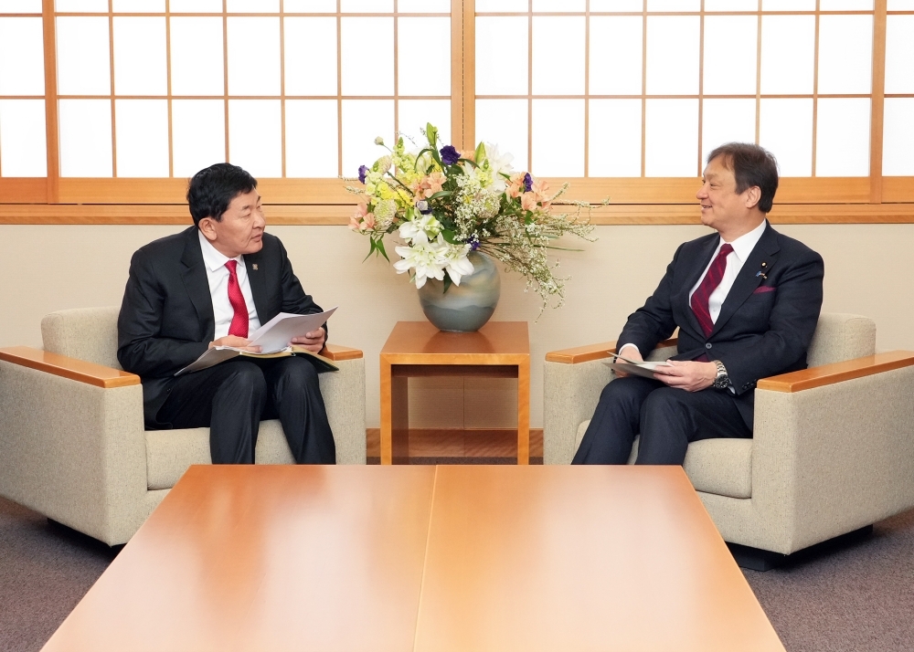 State Minister HORII talking with Minister Delgersaikhan