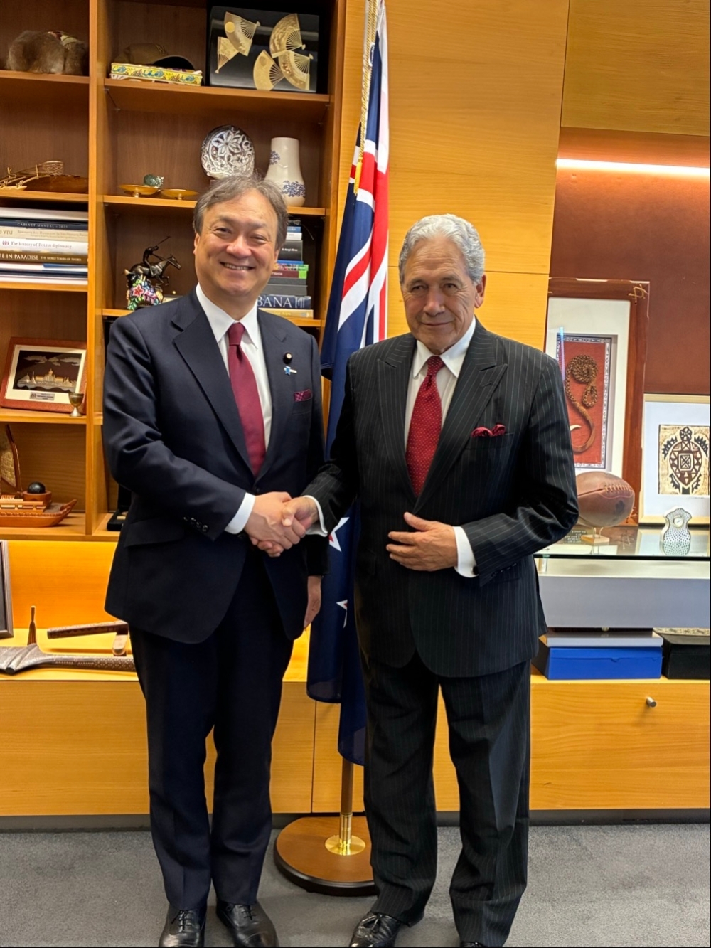 State Minister HORII shaking hands with Rt. Hon. Winston Peters, Minister of Foreign Affairs of New Zealand
