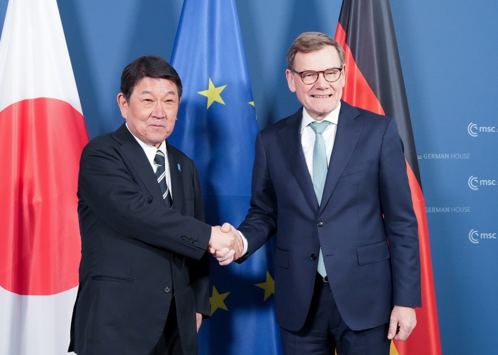 Foreign Minister MOTEGI shaking hands with Foreign Minister Wadephul