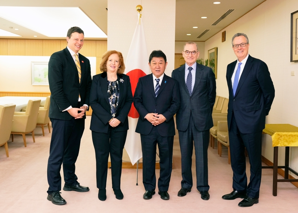 A group photo with Minister Motegi at the center, flanked by the delegation from Japan Society