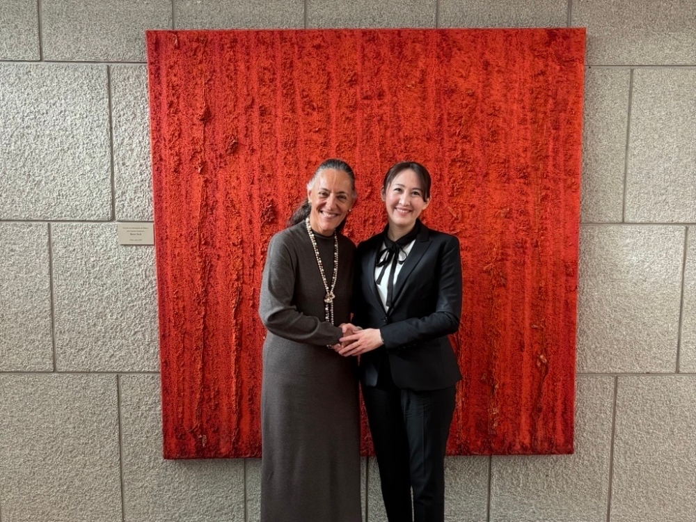 Parliamentary Vice-Minister Eri shaking hands with H.E. Ms. Melba Pría, Ambassador Extraordinary and Plenipotentiary of the United Mexican States